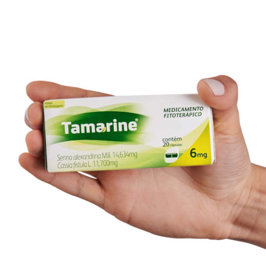 Imagem de uma mão segurando a embalagem do produto Tamarine Cápsulas 6mg