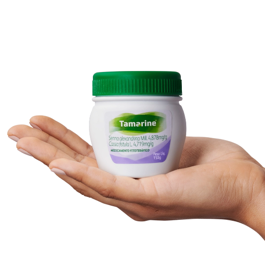 Imagem de uma mão segurando a embalagem do produto Tamarine Geleia
