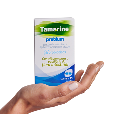 Imagem de uma mão segurando a embalagem do produto Tamarine Probium